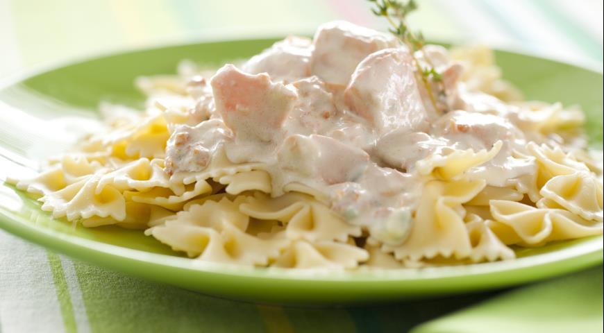 Pasta with salmon cheese sauce