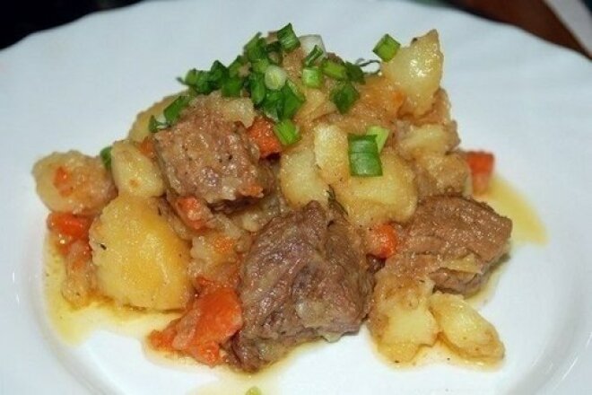 Aromatic roast beef with potatoes