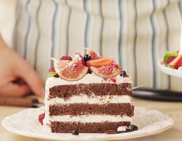 Chocolate cake with mascarpone cream and fresh berries