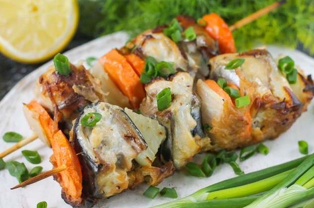 Fish skewers with apple sauce