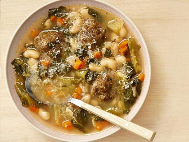 Soup with meatballs, beans and escariole