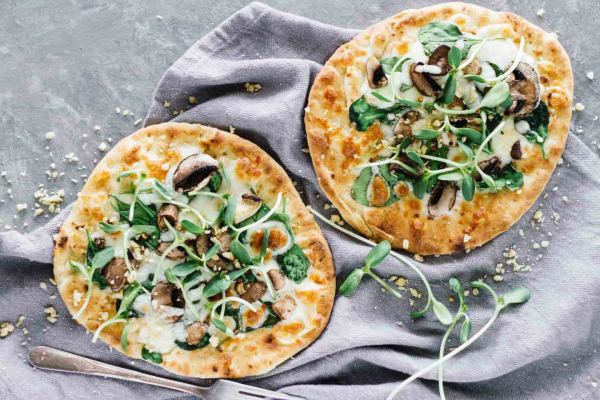 Pizza with spinach and cheese