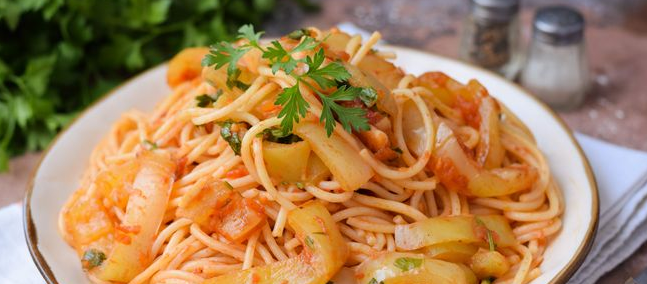 Spaghetti with sweet peppers in tomato sauce