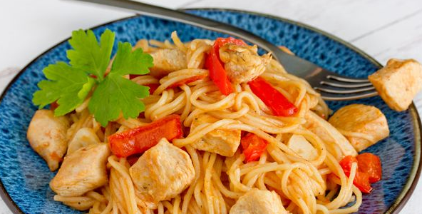 Spaghetti with chicken, sweet peppers and tomatoes (in a pan)