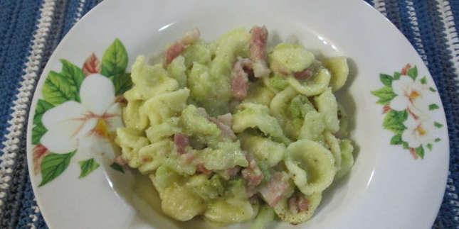 Pasta with cauliflower and bacon