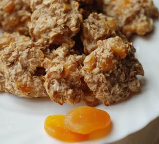 Light oatmeal cookies with dried apricots