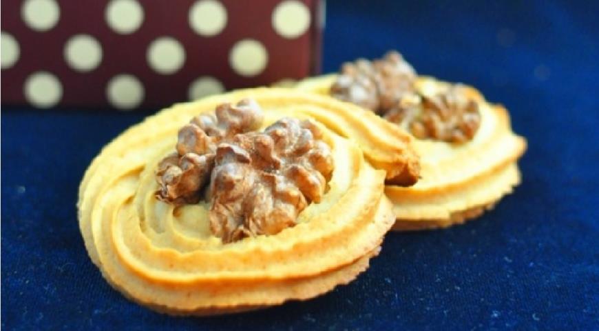 Honey cookies with walnuts
