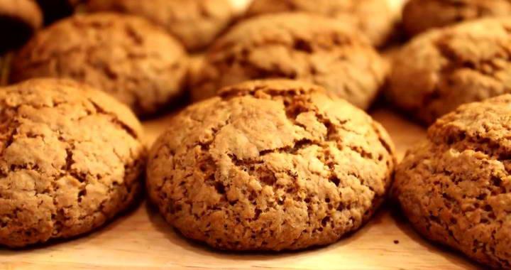 Classic oatmeal cookies with kefir