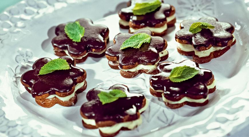 Mint cookies with chocolate