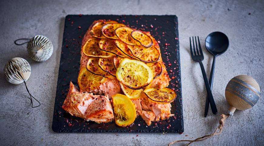 Salmon with oranges, teriyaki and pink pepper