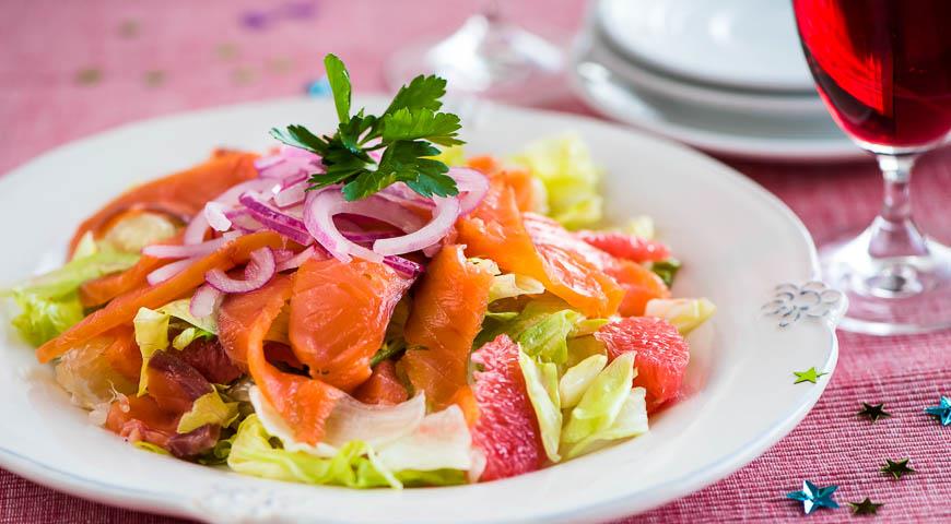 Salad with red fish and citrus fruits