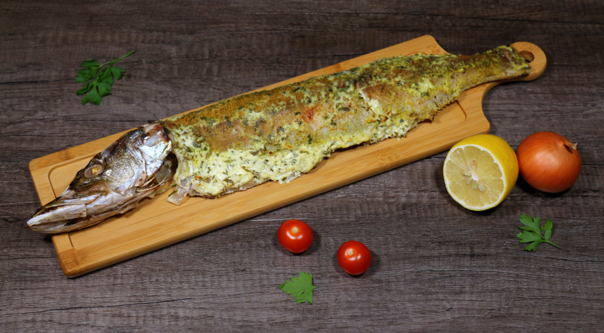 Baked pike in foil