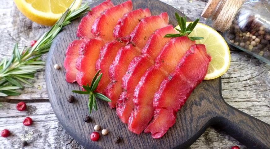 Gravlax with beets (Scandinavian salted salmon)