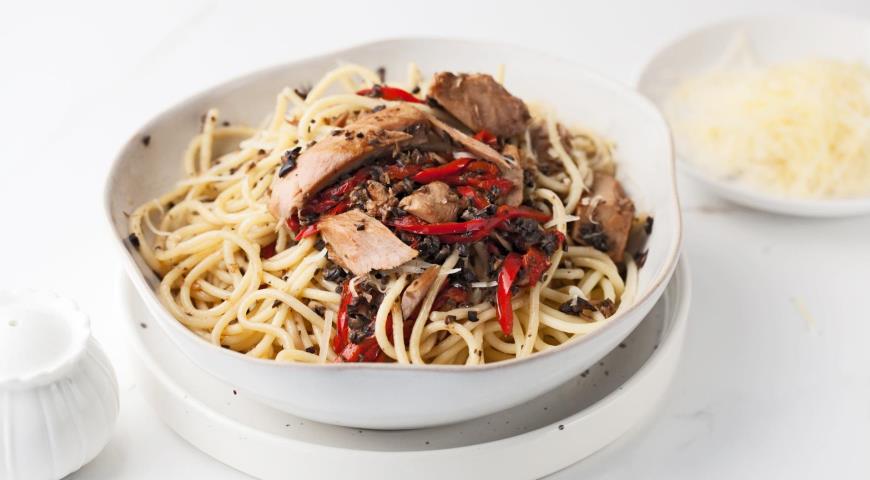 Spaghetti with tuna, pepper and olive paste
