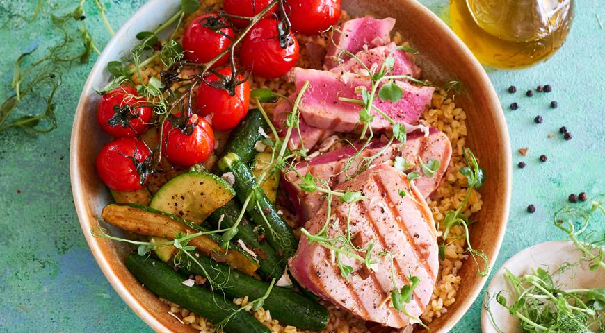 Grilled tuna and vegetables with lemon bulgur