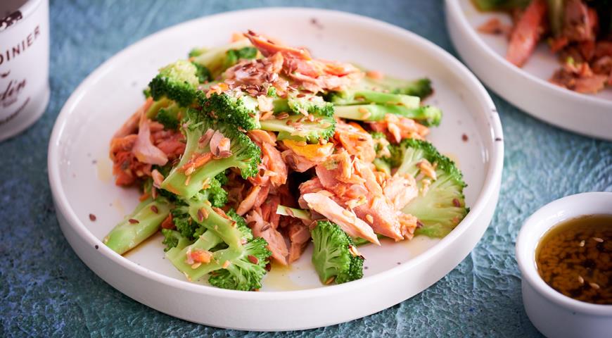 Steamed broccoli with smoked salmon