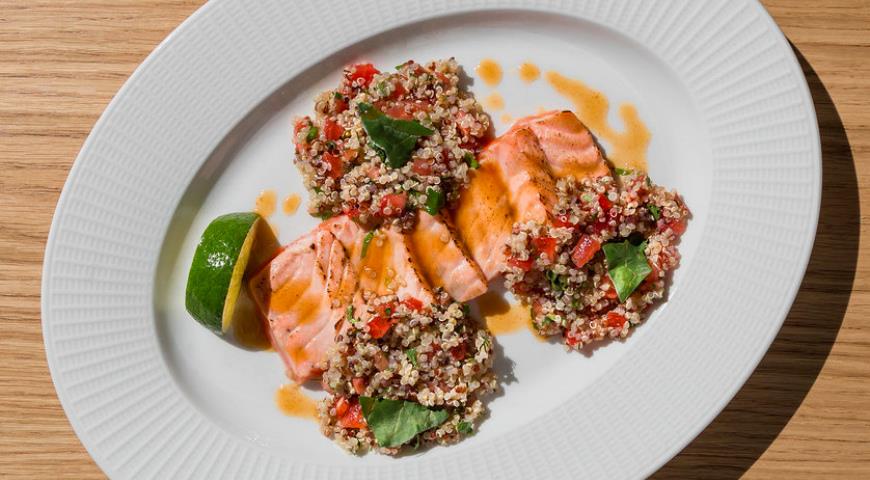 Fire salmon with quinoa and tomatoes