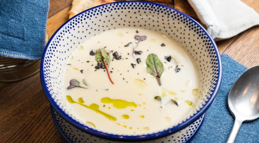 Cauliflower cream soup with cod and truffle oil