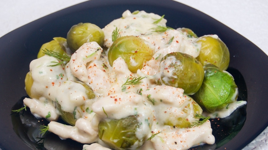 Brussels sprouts with chicken in cheese sauce