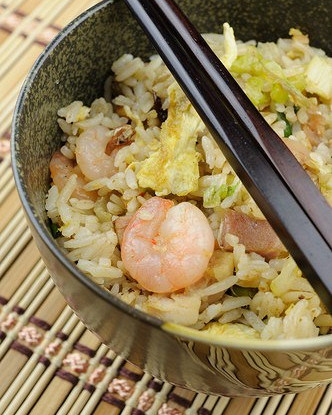 Sweet rice with shrimps and salad mix