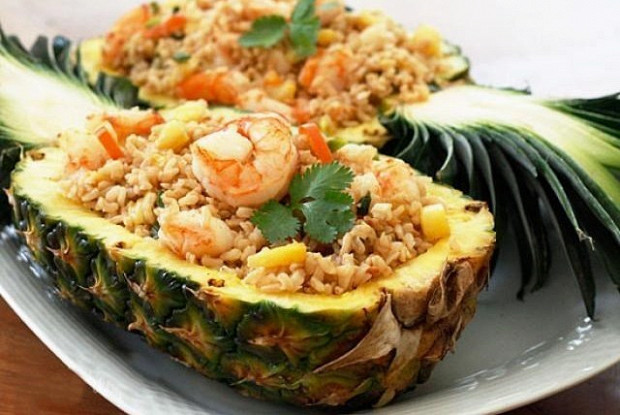 Spicy rice with shrimps in pineapple
