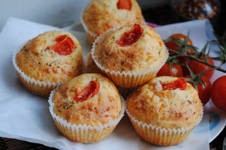 Muffins with chicken and tomatoes