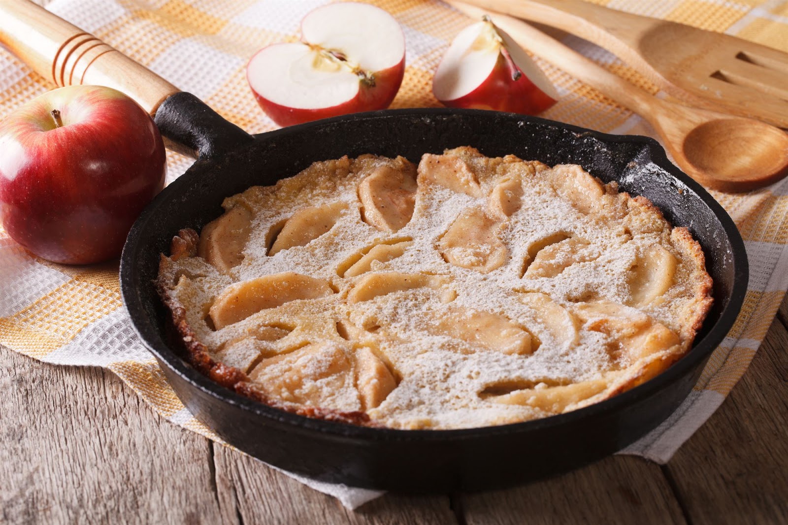 Simple apple pie on a frying pan