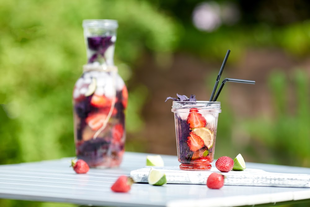 Step-by-step recipe for lemonade with strawberries