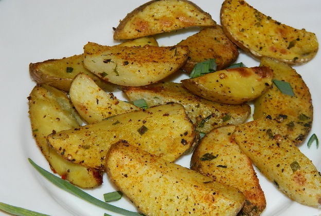 Ruddy potato wedges for garnish