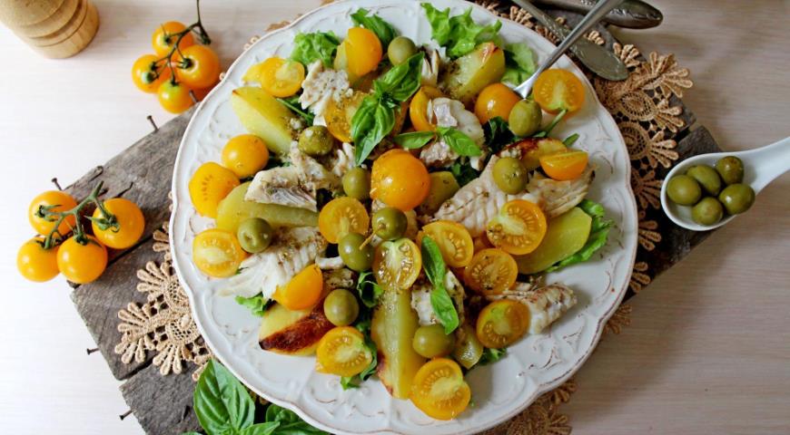 Warm salad with potatoes and fish
