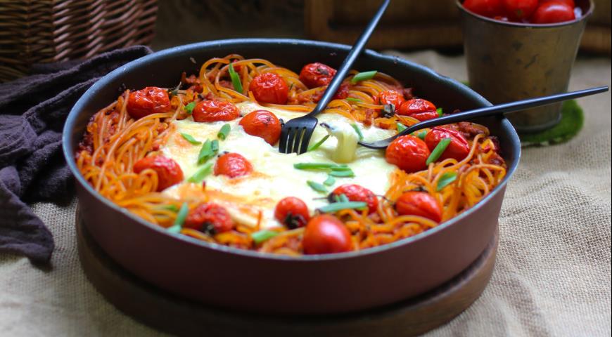 Casserole with Bolognese Pasta, Vegetables and Burrata