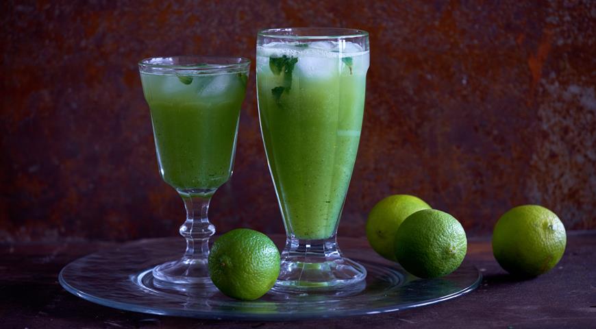 Cucumber-lime lemonade with lemongrass