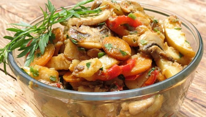 Fried potatoes with mushrooms and bell peppers