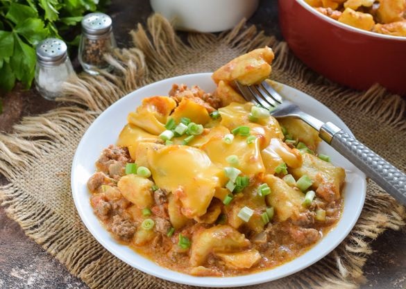Potato gnocchi in meat sauce, baked with cheddar cheese