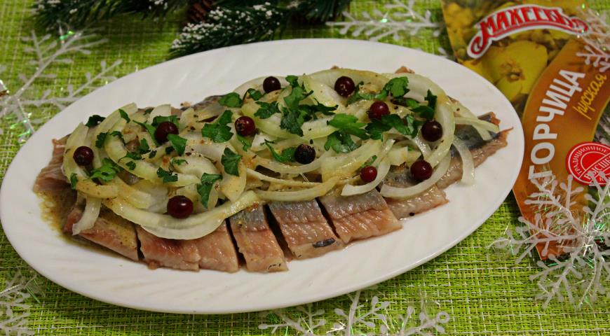 Herring with onions in mustard dressing