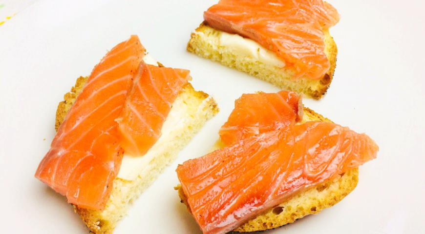 Lightly salted salmon (trout) with pink pepper