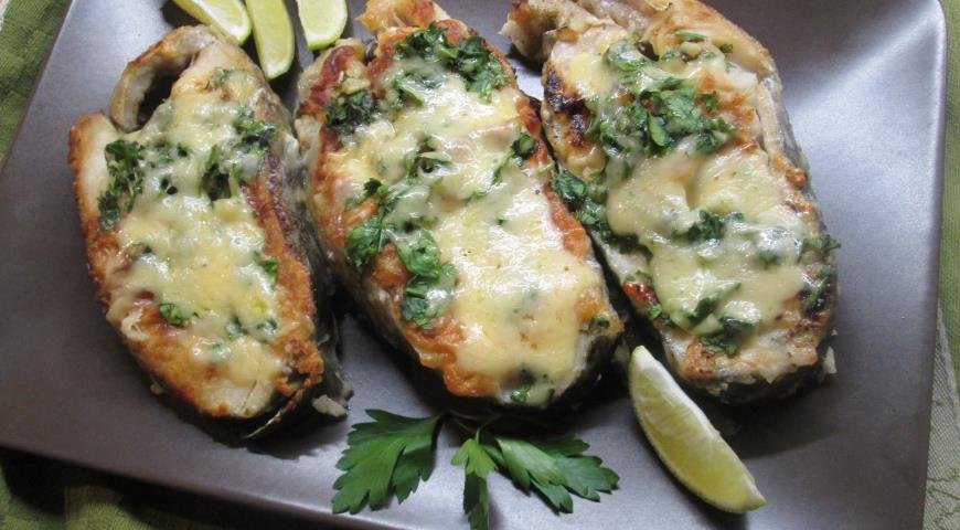 Salmon with cheese crust with herbs