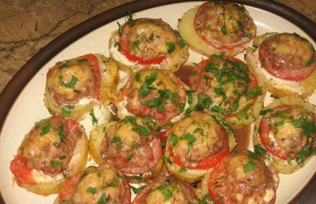 Baked potatoes with meat and tomatoes