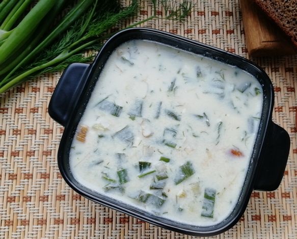Cheese soup with young green onions and potatoes