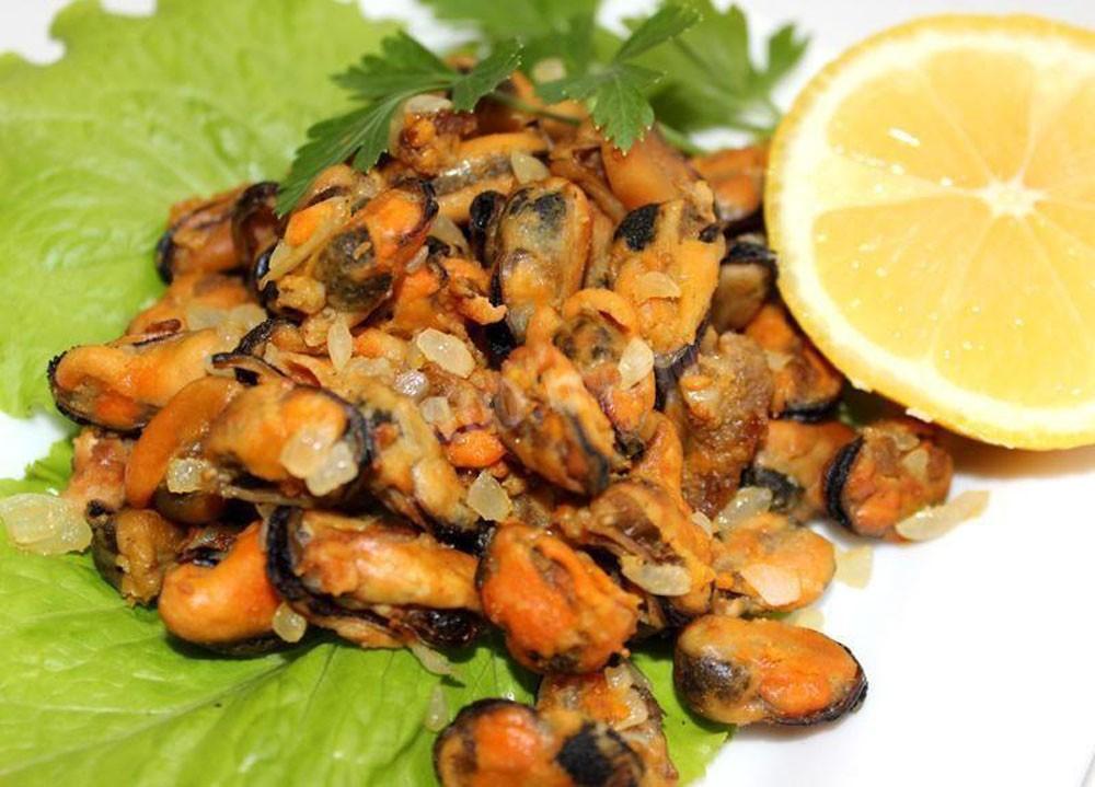 FRIED MUSSELS WITH ONION