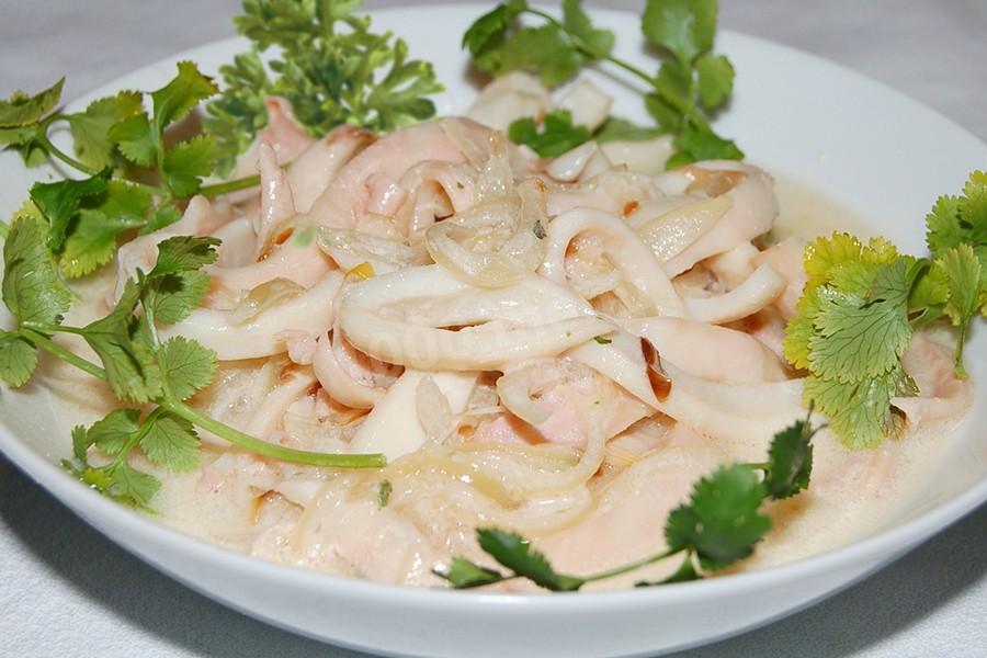 SQUID WITH SPICES AND GREENS IN SOUTH SAUCE
