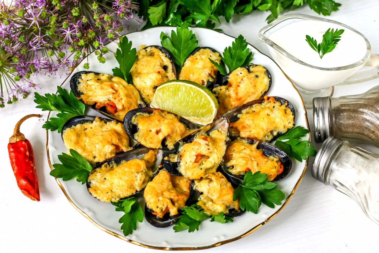 OVEN BAKED MUSSELS WITH CHEESE