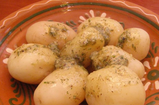 Young potatoes with garlic-nut dressing