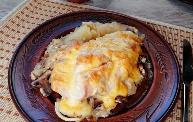 Chicken fillet baked with potatoes, mushrooms and cheese
