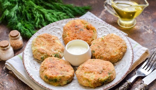 Potato cutlets with canned tuna, cheese and herbs