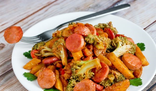 Potatoes stewed with broccoli, sausages and bell peppers