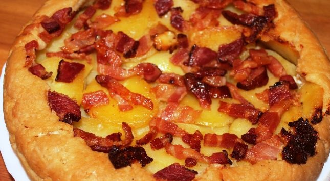 Pie with potatoes, bacon and cheese