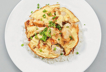 Oyakodon (Japanese omelet with rice and chicken)