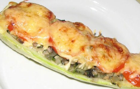Zucchini stuffed with wild rice and oregano