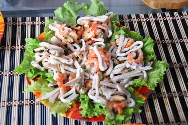WARM SALAD WITH SHRIMPS AND SEAFOOD
